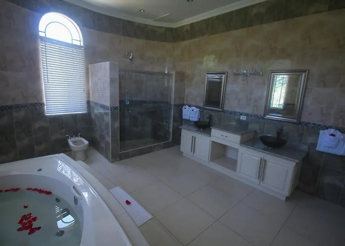 Luxury 10 Bedroom Villa-millbrooks *